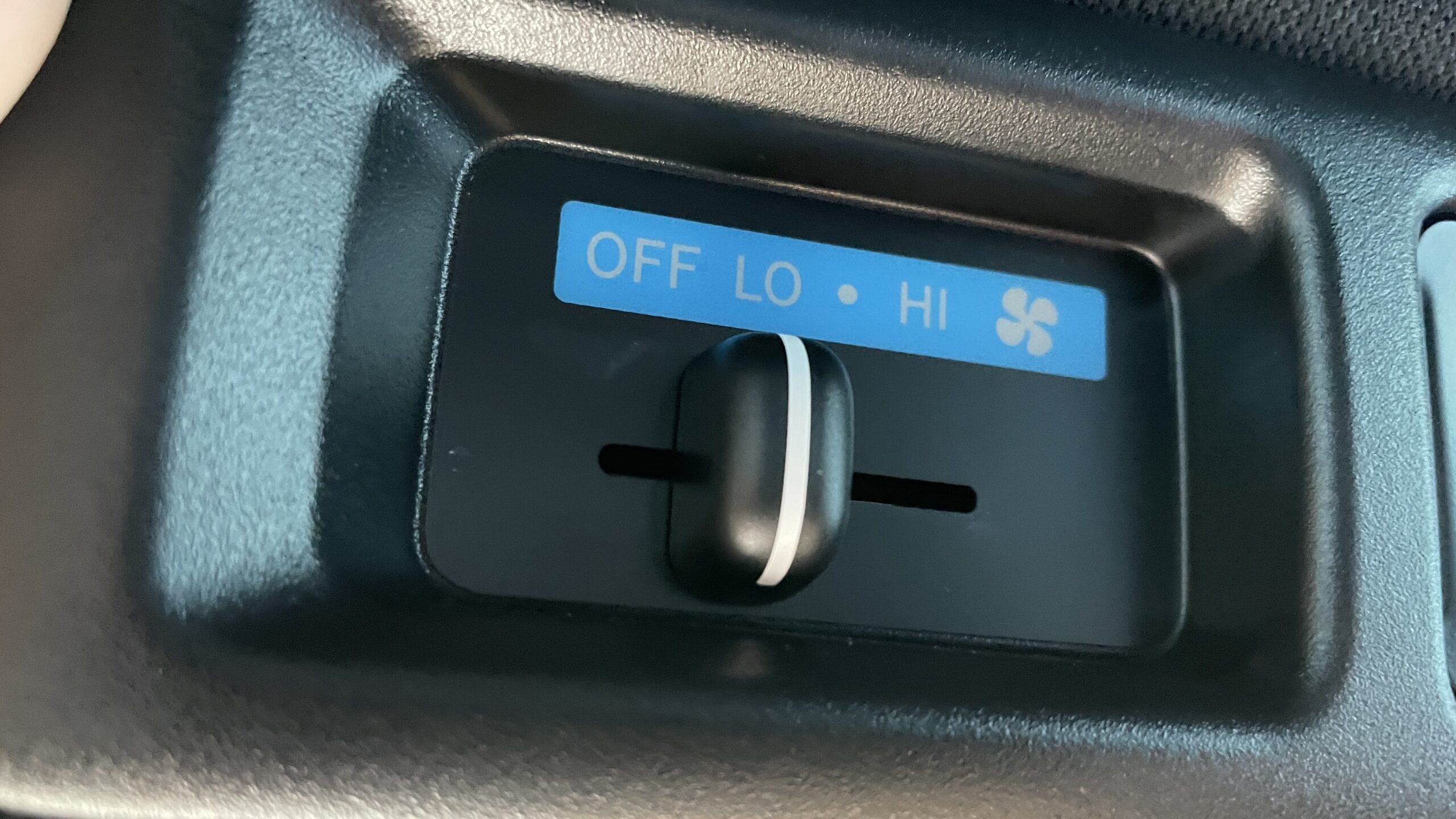車のマニュアルエアコンの操作スイッチ