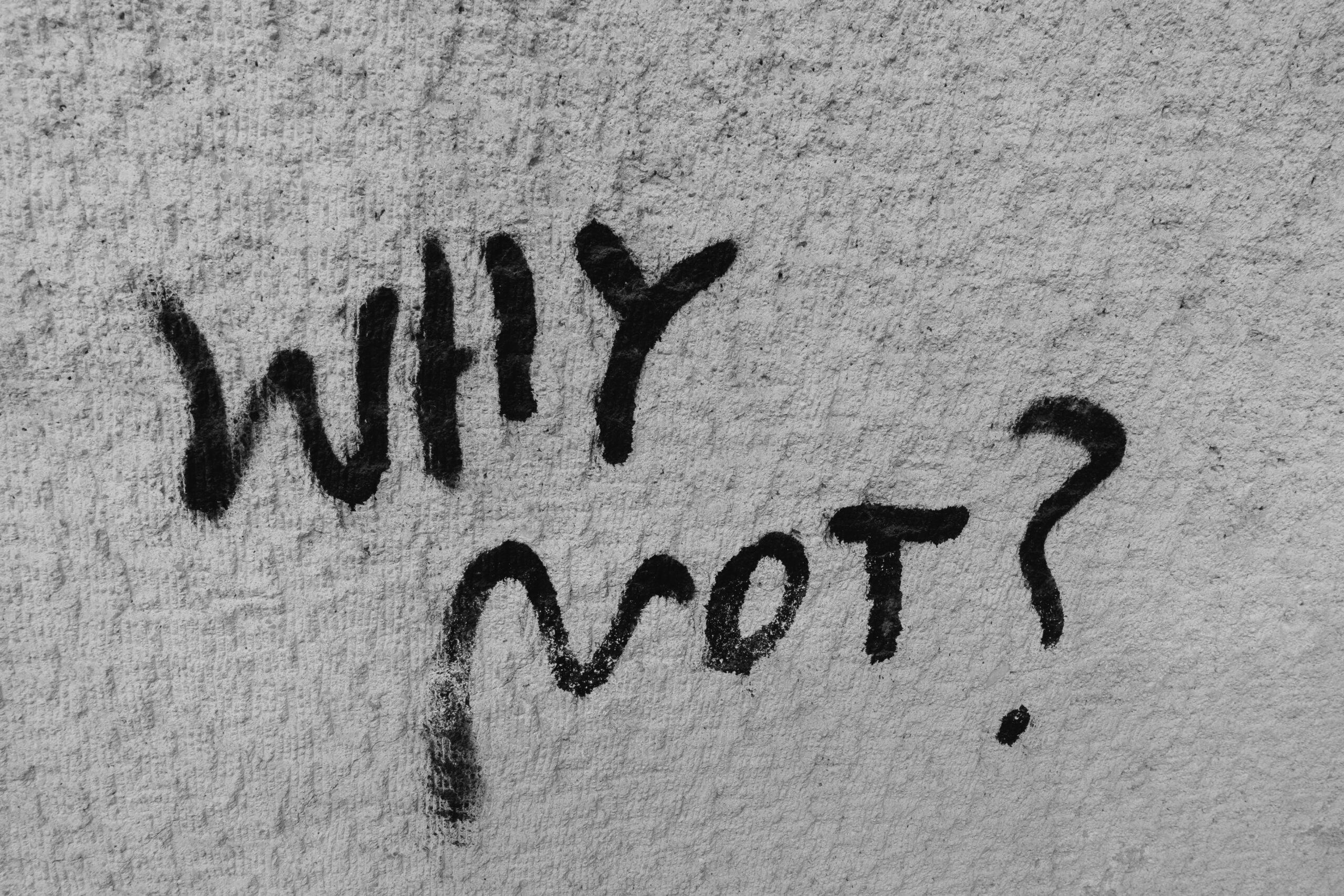 壁に書かれた「なぜダメ？」の文字