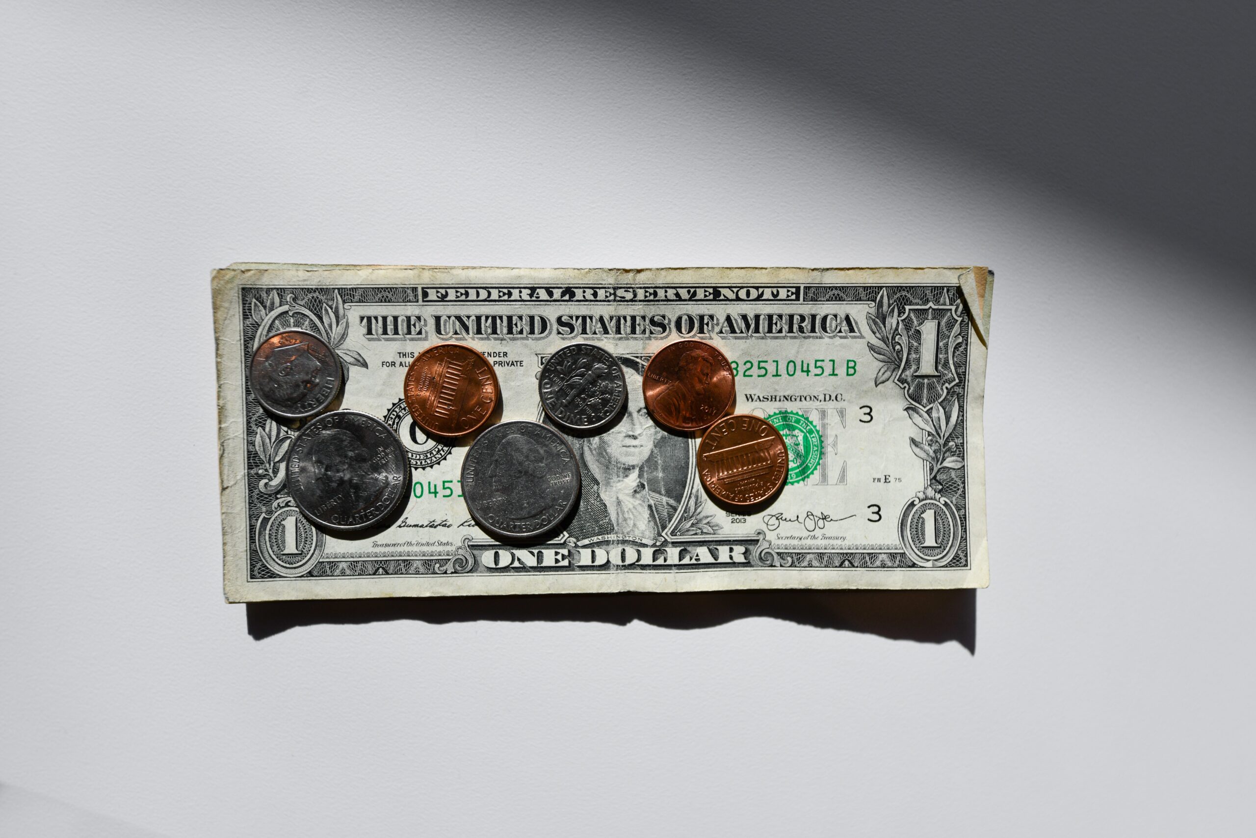 机に置かれた紙幣と硬貨